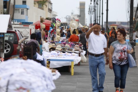 A los comerciantes establecidos formalmente, no les ha parecido buena la medida pues aseguran que es una competencia desleal. Tal vez al Ayuntamiento le pareció una medida redituable. 