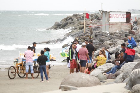 Un nuevo frente frío ingresó al Golfo de México provocando descenso en la temperatura y vientos del norte con rachas de hasta 60 km/h. A pesar de esto, decenas de turistas acudieron a la playa de Villa de Mar. 