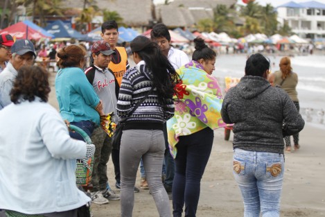 Un nuevo frente frío ingresó al Golfo de México provocando descenso en la temperatura y vientos del norte con rachas de hasta 60 km/h. A pesar de esto, decenas de turistas acudieron a la playa de Villa de Mar. 
