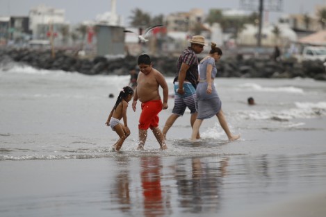Un nuevo frente frío ingresó al Golfo de México provocando descenso en la temperatura y vientos del norte con rachas de hasta 60 km/h. A pesar de esto, decenas de turistas acudieron a la playa de Villa de Mar. 