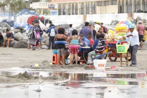 Un nuevo frente frío ingresó al Golfo de México provocando descenso en la temperatura y vientos del norte con rachas de hasta 60 km/h. A pesar de esto, decenas de turistas acudieron a la playa de Villa de Mar.
