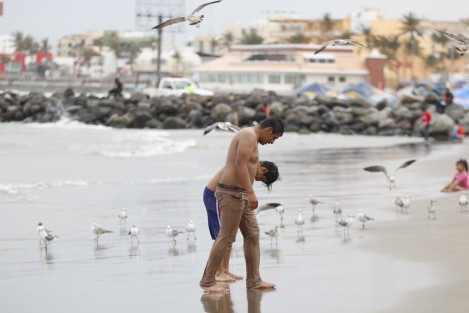 Un nuevo frente frío ingresó al Golfo de México provocando descenso en la temperatura y vientos del norte con rachas de hasta 60 km/h. A pesar de esto, decenas de turistas acudieron a la playa de Villa de Mar.