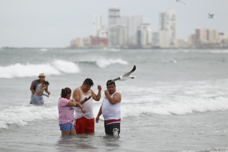 Un nuevo frente frío ingresó al Golfo de México provocando descenso en la temperatura y vientos del norte con rachas de hasta 60 km/h. A pesar de esto, decenas de turistas acudieron a la playa de Villa de Mar.