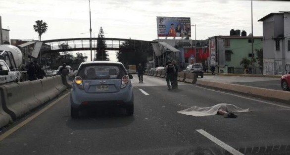 Un hombre perdió la vida tras ser arrollado y aplastado por un camión de volteo, a unos metros de un puente peatonal, en la avenida Lázaro Cárdenas, a la altura de la calle Veracruz, colonia Infonavit Pomona, en Xalapa, autoridades tomaron conocimiento.