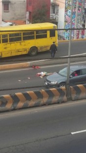 Un hombre perdió la vida tras ser arrollado y aplastado por un camión de volteo, a unos metros de un puente peatonal, en la avenida Lázaro Cárdenas, a la altura de la calle Veracruz, colonia Infonavit Pomona, en Xalapa, autoridades tomaron conocimiento.