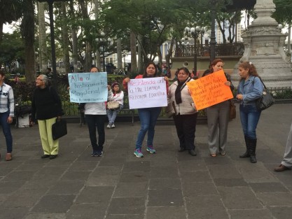Miembros del Movimiento Magisterial Popular Veracruzano, se manifestaron este lunes en Córdoba, Ver., contra la reforma educativa. Indicaron que la manifestación es a nivel nacional, apoyando la manifestación de los padres de 43 normalistas desaparecidos en Iguala, Guerrero, de la Normal de  Ayotzinapa en 2014.  