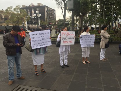 Miembros del Movimiento Magisterial Popular Veracruzano, se manifestaron este lunes en Córdoba, Ver., contra la reforma educativa. Indicaron que la manifestación es a nivel nacional, apoyando la manifestación de los padres de 43 normalistas desaparecidos en Iguala, Guerrero, de la Normal de  Ayotzinapa en 2014.  