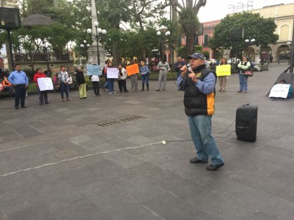 Miembros del Movimiento Magisterial Popular Veracruzano, se manifestaron este lunes en Córdoba, Ver., contra la reforma educativa. Indicaron que la manifestación es a nivel nacional, apoyando la manifestación de los padres de 43 normalistas desaparecidos en Iguala, Guerrero, de la Normal de  Ayotzinapa en 2014.  