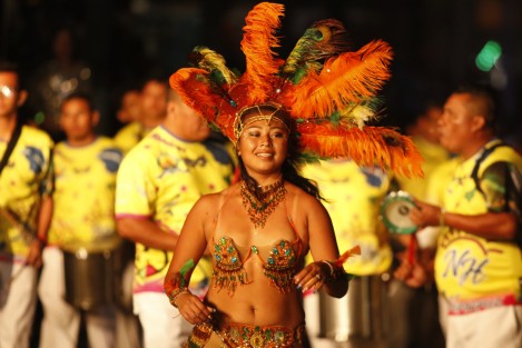 Con retraso de una hora, inició el Cuarto Desfile de Comparsas y Carros Alegóricos del Carnaval de Veracruz 2018.