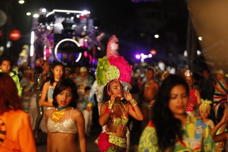 Con retraso de una hora, inició el Cuarto Desfile de Comparsas y Carros Alegóricos del Carnaval de Veracruz 2018.