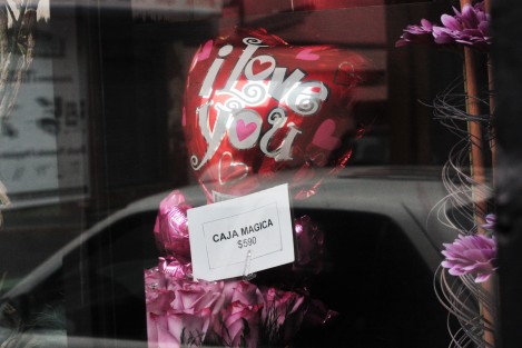 Aunque el amor ni se compra ni se vende, los comerciantes alistan detallitos y detallotes para regalar al ser amado este 14 de Febrero. 