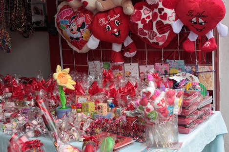 Aunque el amor ni se compra ni se vende, los comerciantes alistan detallitos y detallotes para regalar al ser amado este 14 de Febrero. 
