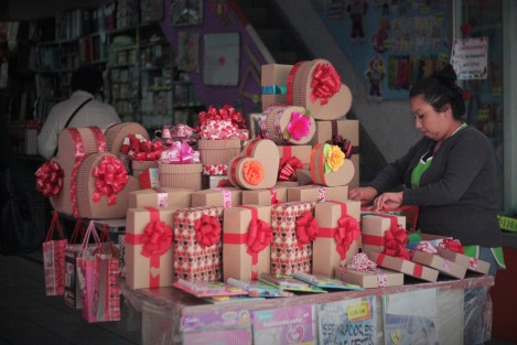Aunque el amor ni se compra ni se vende, los comerciantes alistan detallitos y detallotes para regalar al ser amado este 14 de Febrero. 