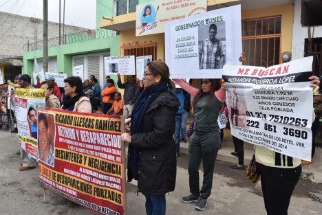 Integrantes del Colectivo Solecito de diferentes partes del Estado se manifestaron afuera de las salas de juicios orales de Pacho Viejo durante la audiencia de los ex policías y altos mandos de SSP señalados de desaparición forzada.