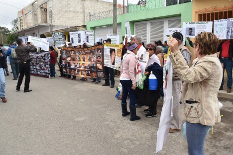 Integrantes del Colectivo Solecito de diferentes partes del Estado se manifestaron afuera de las salas de juicios orales de Pacho Viejo durante la audiencia de los ex policías y altos mandos de SSP señalados de desaparición forzada.