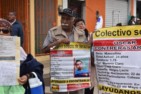 Integrantes del Colectivo Solecito de diferentes partes del Estado se manifestaron afuera de las salas de juicios orales de Pacho Viejo durante la audiencia de los ex policías y altos mandos de SSP señalados de desaparición forzada.