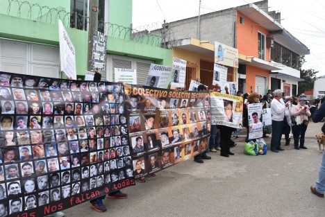 Integrantes del Colectivo Solecito de diferentes partes del Estado se manifestaron afuera de las salas de juicios orales de Pacho Viejo durante la audiencia de los ex policías y altos mandos de SSP señalados de desaparición forzada.