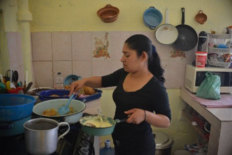 Con días de anticipación, los habitantes de Coyolillo, principalmente mujeres, se preparan para elaborar los tradicionales chiles rellenos de diversos ingredientes como: pollo, picadilo, pescado y los característicos del lugar, de gasparitos.
