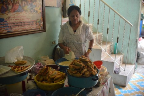 Con días de anticipación, los habitantes de Coyolillo, principalmente mujeres, se preparan para elaborar los tradicionales chiles rellenos de diversos ingredientes como: pollo, picadilo, pescado y los característicos del lugar, de gasparitos.
