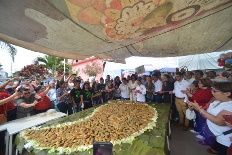 Como parte de las actividades del Carnaval Afromestizo de Coyolillo, Ver., el cual se lleva a cabo desde hace 150 años, este martes los pobladores de esta localidad realizaron el Chiletón.En esta ocasión, como en años pasados, el colectivo Ri-sueños, en colaboración de los habitantes de Coyolillo, realizaron un chile enorme, con más de 700 piezas. El próximo año intentarán batir el récord Guiness. 