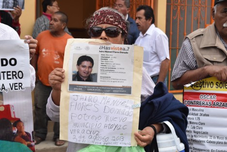 Integrantes del Colectivo Solecito de diferentes partes del Estado se manifestaron afuera de las salas de juicios orales de Pacho Viejo durante la audiencia de los ex policías y altos mandos de SSP señalados de desaparición forzada. 