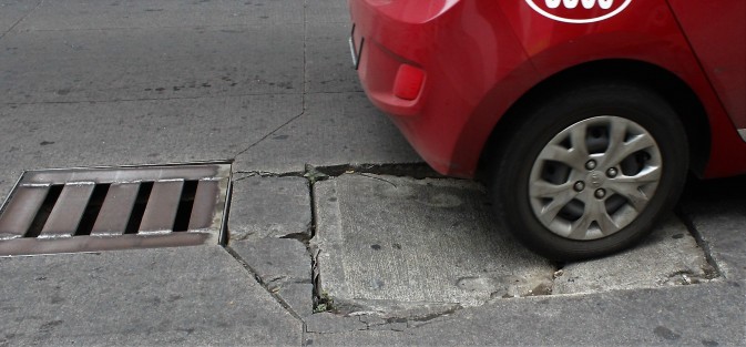 Herencias municipales en Xalapa. Calles del Centro Histórico con topes invertidos a los que no les llegó la remodelación del Centro Histórico. Y las jardineras verticales de los mercados de Elizabeth Morales. 