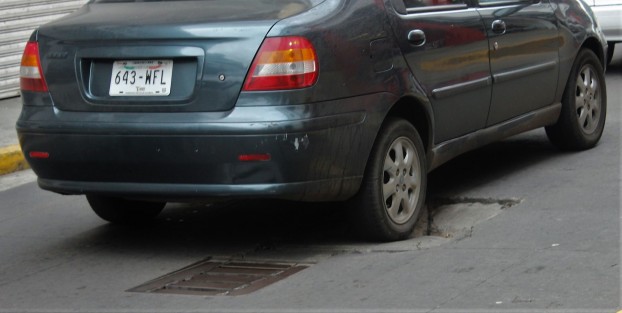 Herencias municipales en Xalapa. Calles del Centro Histórico con topes invertidos a los que no les llegó la remodelación del Centro Histórico. Y las jardineras verticales de los mercados de Elizabeth Morales. 