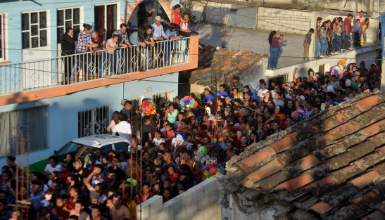 Vestidos de trajes multicolores, máscaras de toro y de algunos personajes modernos los danzantes recorren el poblado tras una camioneta llena de bocinas de la cual proviene música de todo tipo, que hace bailar a más de uno.
