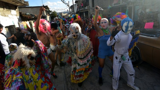 Vestidos de trajes multicolores, máscaras de toro y de algunos personajes modernos los danzantes recorren el poblado tras una camioneta llena de bocinas de la cual proviene música de todo tipo, que hace bailar a más de uno.
