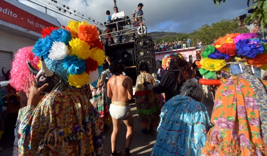 Vestidos de trajes multicolores, máscaras de toro y de algunos personajes modernos los danzantes recorren el poblado tras una camioneta llena de bocinas de la cual proviene música de todo tipo, que hace bailar a más de uno.
