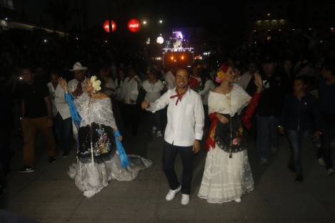 Se realizó el sexto y último desfile de comparsas y carros alegóricos del Carnaval de Veracruz 2018. En este paseo participó el alcalde de la ciudad así como estrellas de la televisión mexicana. 