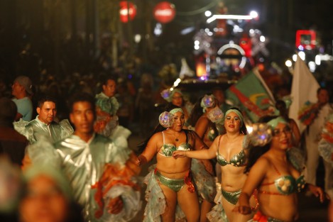 Se realizó el sexto y último desfile de comparsas y carros alegóricos del Carnaval de Veracruz 2018. En este paseo participó el alcalde de la ciudad así como estrellas de la televisión mexicana. 