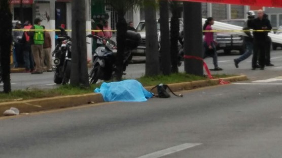 Una mujer falleció la mañana de este miércolesen Córdoba, tras ser arrollada por una camioneta, en la avenida 11 y calle 30. Los hechos se registraron luego de que una camioneta Ford Ranger chocara contra una camioneta tipo caja, del impacto una de las camionetas salió proyectada y terminó arrollando a dos mujeres.