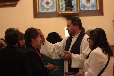 Con el signo de la Ceniza, fieles católicos dan inicio al periódo más importante de su fe, la Cuaresma. En la Catedral de Xalapa el sacerdote recordó a los asistentes que lo importante es vivir estos 40 días con el ayuno, la oración y la caridad.  