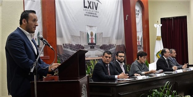 El legislador Sergio Hernández Hernández, presidente de la Junta de Coordinación Política, dio la bienvenida a los 23 participantes del concurso de oratoria, que organiza el Congreso del Estado de Veracruz y que tiene como fin elegir al representante de la entidad para el certamen nacional, que habrá de llevarse a cabo el próximo 22 de febrero en el Estado de Nayarit. 