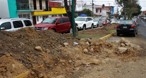 Debido a una mala obra de meses atrás, a decir de los vecinos, para una tubería pluvial, la calle Encanto, que conduce al Palacio Legislativo, se encuentra en estas condiciones.
  
