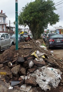 Debido a una mala obra de meses atrás, a decir de los vecinos, para una tubería pluvial, la calle Encanto, que conduce al Palacio Legislativo, se encuentra en estas condiciones.
