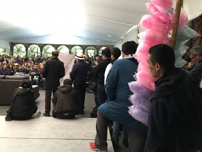 También asistieron xalapeños de a pie, quienes se mantuvieron todo el tiempo atentos a la charla, como un vendedor de algodones de azúcar,  a quien no importó detener su trabajo, para escuchar al escritor.  