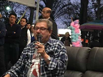 También asistieron xalapeños de a pie, quienes se mantuvieron todo el tiempo atentos a la charla, como un vendedor de algodones de azúcar,  a quien no importó detener su trabajo, para escuchar al escritor.  