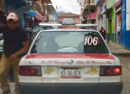 No hay quien sancione a taxistas por congestionar al tráfico al ascender y descender pasaje en lugares prohibidos.

