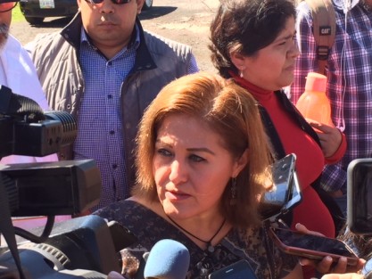 Este jueves la diputada Eva Cadena acudió a la Fiscalía, tal como lo había anunciado, a interponer una demanda contra sus ex compañeros de partido, a quienes ahora acusa de lo que llamó montaje para desprestigiarla. Negó tener relación con Miguel Ángel Yunes y Miguel Ángel Yunes chico.  
