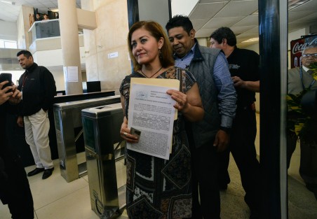 Quien se dice víctima de linchamiento mediático, señaló a los diputados de Morena Rocío Nahle y Amado Cruz Malpica, así como al precandidato a la gubernatura Cuitláhuac García.  