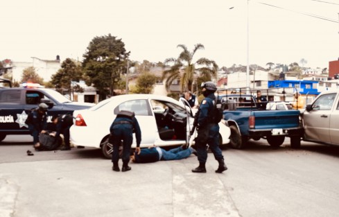 La persecusión del vehículo por parte de los oficiales llegó justo hasta la esquina de la oficina de la Policía Federal, sobre el bulevard Xalapa, donde se impactaron contra una camioneta  Chevrolet de modelo atrasado, y ésta a su vez con una Jeep Liberty que se encontraban estacionadas en el lugar.
