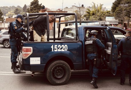 Elementos de la Policía Federal detuvieron a dos personas que viajaban en un vehículo y que no se atendieron la indicación de alto para ser revisados, cuando circulaban por el Bulevard Ruiz Cortines en Banderilla, Ver..
