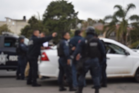Elementos de la Policía Federal detuvieron a dos personas que viajaban en un vehículo y que no se atendieron la indicación de alto para ser revisados, cuando circulaban por el Bulevard Ruiz Cortines en Banderilla, Ver..
