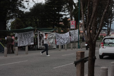 Vendedores ambulantes del Frente Popular Revolucionario, de los llamados carretilleros, se manifestaron frente al Palacio Municipal de Xalapa, acusando al gobierno municipal de agredirlos con inspectores, desalojarlos y no dejarlos trabajar, mientras a otros, como a las marchantas de Poeta Jesús Díaz, sí se les está permitiendo. 