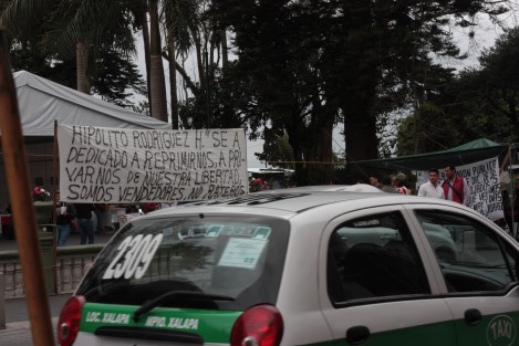 El representante del  FPR dijo contradictoriamente, que en la administración pasada su mercancía les era retirada por inspectores, pero que tenían acuerdos verbales con ellos. También se quejó de que se haya permitido artesanos en los bajos del Palacio Municipal, acusando que son afines a Morena, y a ellos no se les da permiso.  