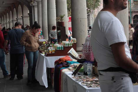 Las artesanas expresaron que las ferias artesanales ahora están mejor organizadas por Desarrollo Económico Municipal, pues se les van rolando los espacios a todos por igual, ya que son muchos, y aunque les toque sólo una vez por mes, ahora tienen la ventaja de que no hay líderes que les cobren cuotas, las cuales en ocasiones llegaron a 700 pesos por cabeza.  