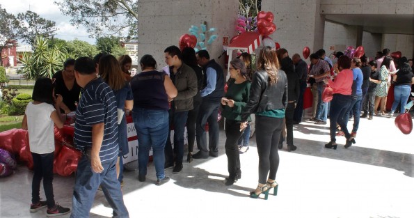 La diputada local Cinthya Lobato festejó con empleados del Palacio Legislaivo y reporteros de la fuente, el día de la amistad. 