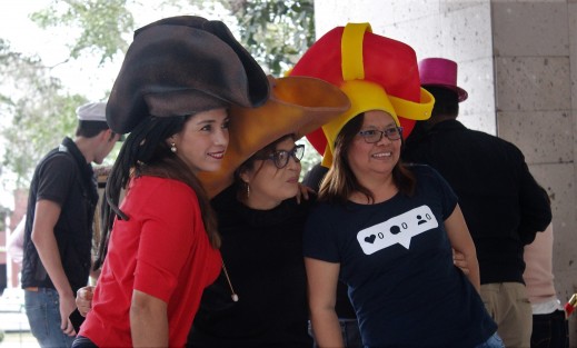 La diputada local Cinthya Lobato festejó con empleados del Palacio Legislaivo y reporteros de la fuente, el día de la amistad. 